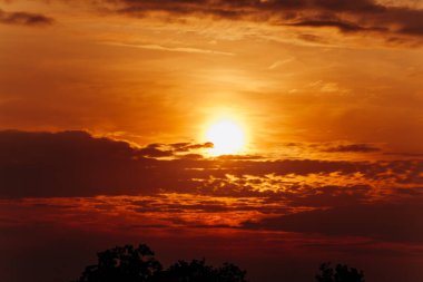 Gün batımında Big Sun. Doğa bileşimi. Turuncu gün batımı.