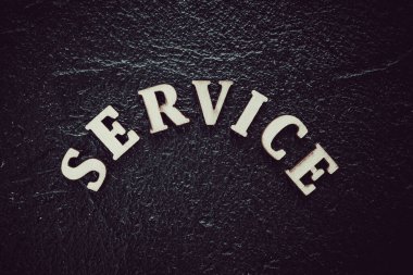 Sözcük servisi siyah arkaplanda yazıldı