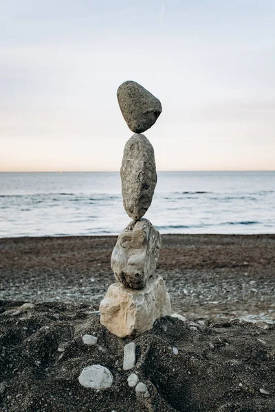Denize Karşı Sahilde Birbirinin Üzerinde Duran Taşların Figürleri — Stok fotoğraf