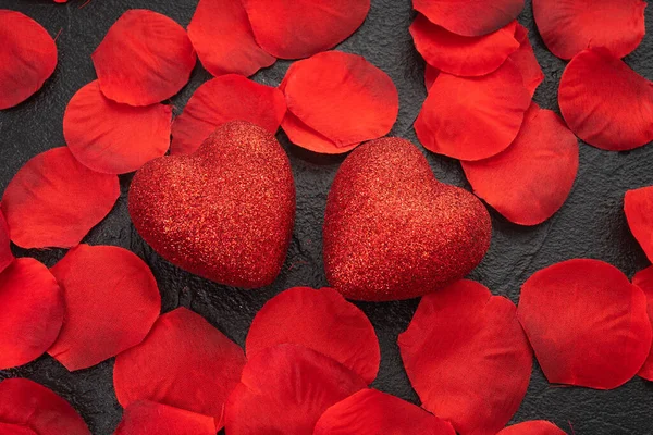 バラの赤いハート 2つの心で花びらをバラ 愛の概念 — ストック写真