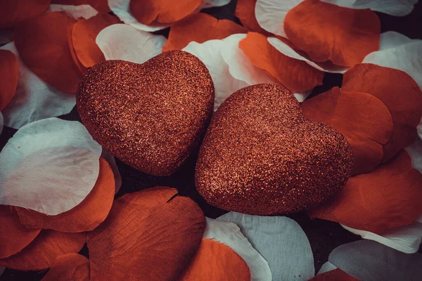 バレンタインデーの愛を持つロマンチックな赤いハート — ストック写真