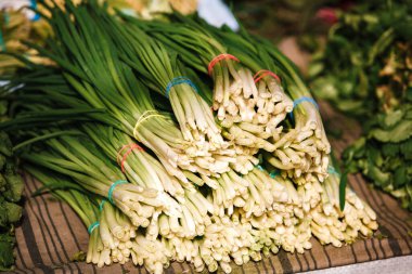 Piyasada taze taze soğan. İndirimdeki soğan sapları.