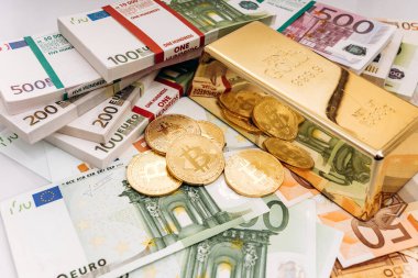 Avro banknotları ve altın külçeleriyle Bitcoin Btc Gold sikkeleri. Bitcoin ve altın Euro banknotlarında yatıyor