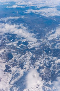 Bulutlar, uçak penceresinden bir görünüm
