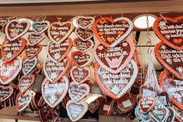 Lebkuchenherzen Auf Dem Deutschen Weihnachtsmarkt Traditionelle Lebkuchen Mit Verschiedenen Inschriften — Stockfoto