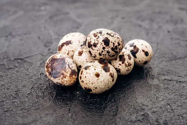 Перепелині Яйця Чорному Тлі Кілька Перепелиних Яєць Лежать Фоні Чорного — стокове фото