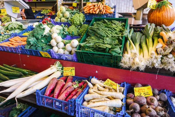 水果和蔬菜市场 许多不同的新鲜水果和蔬菜 — 图库照片