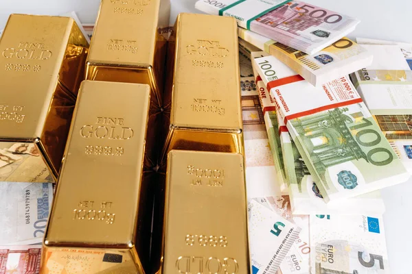 Los Lingotes Oro Billetes Euros Cierran Primer Plano Las Barras —  Fotos de Stock