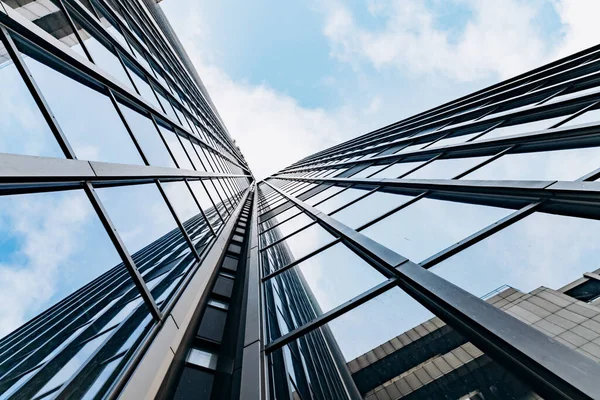 青い超高層ビルのファサード オフィスビル 現代ガラスのシルエット — ストック写真