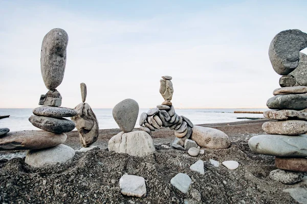 海の近くのビーチでの石の数字 海の背景と石像 — ストック写真