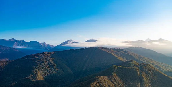 Kaukasus Bergen Landschap Met Een Blauwe Lucht Bergen — Stockfoto