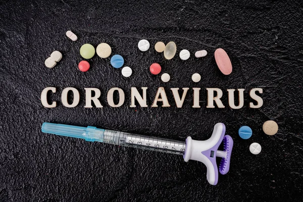 Flacon Vaccin Contre Coronavirus Avec Seringue Isolée Sur Fond Noir — Photo