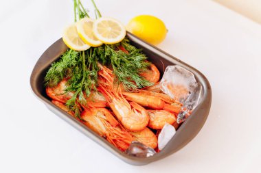 Limonlu ve dereotlu taze karides