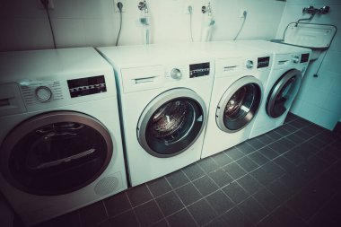 Çamaşır Makineleri Çamaşırhanede. çamaşır makineleri