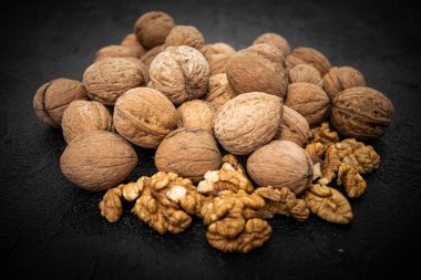 Siyah arka planda cevizler. Sağlıklı organik gıda konsepti üzerine grup cevizi. 