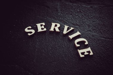 Sözcük servisi siyah arkaplanda yazıldı