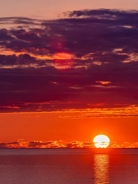 Kırmızı Bulutlar Gün Batımı Suda Yansıtan — Stok fotoğraf