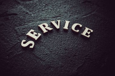 Sözcük servisi siyah arkaplanda yazıldı