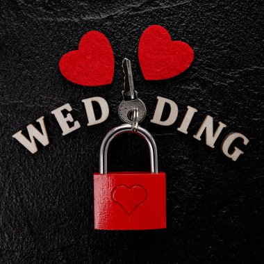 Kırmızı kalp. düğün konsepti siyah arkaplan