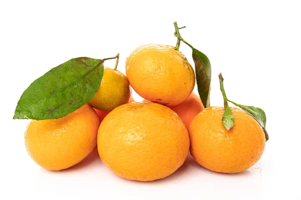 Mandarinas Maduras Con Hojas Cerca Sobre Fondo Blanco —  Fotos de Stock
