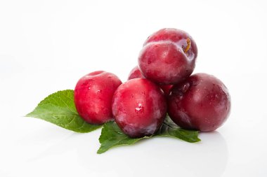 Beyaz arka plan üzerinde izole taze Erik