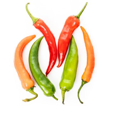 Sıcak kırmızı biber beyaz arkaplanda izole edilmiş.
