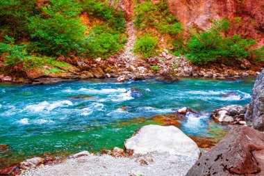 Dağ nehri dere vadisi manzarası 