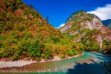 Dağ nehri dere vadisi manzarası 