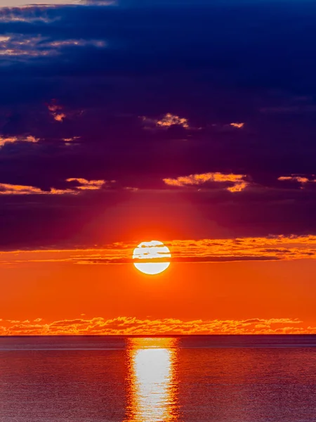 Панорама Солнца Темных Облаках Поверхности Морской Воды Закате — стоковое фото