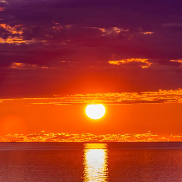 Nubes Rojas Atardecer Reflejándose Agua — Foto de Stock