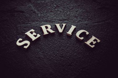 Sözcük servisi siyah arkaplanda yazıldı