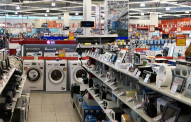 Elektromarkt elektronik mağazasında Litvanya