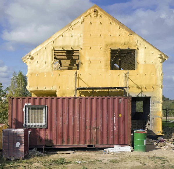Sarı inşaat köpük ev duvarında — Stok fotoğraf