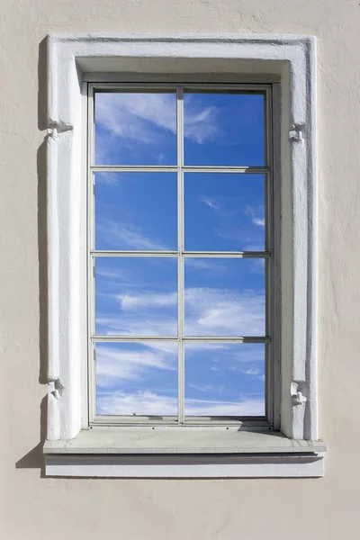 Finestra di legno in cui si riflette il cielo blu — Foto Stock