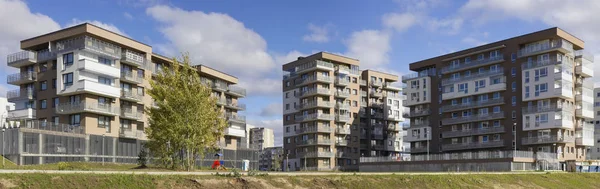 Neue Standard-Eigenheime mit günstigen Wohnungen — Stockfoto