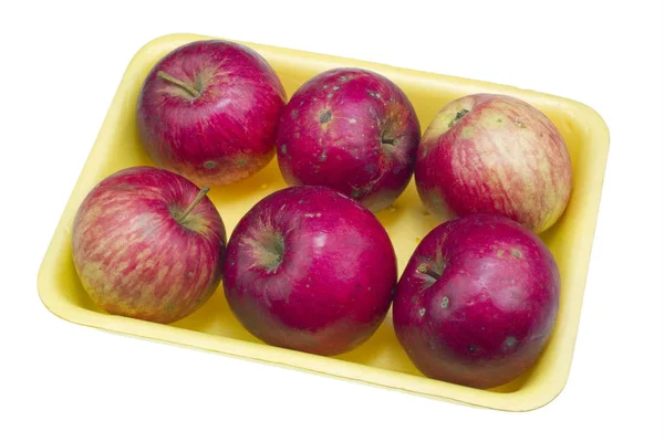 Дешеві червоні потворні яблука — стокове фото