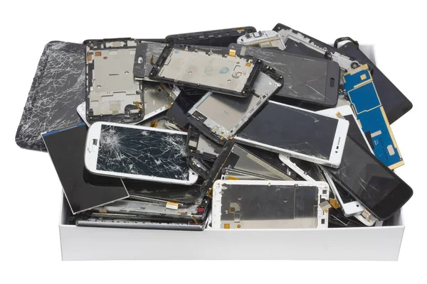 Telefones e tablets quebrados na caixa de papelão branco — Fotografia de Stock