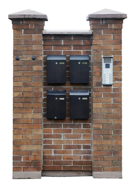 Caixas de correio pendurar em uma parede de tijolo — Fotografia de Stock