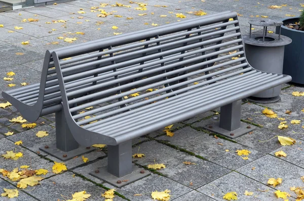 近代的な金属のベンチ — ストック写真