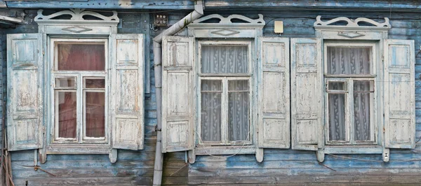 Drei Fenster mit offenen Jalousien — Stockfoto