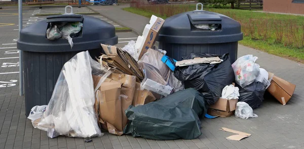 Переполненные мусором картон, пластик и бытовые отходы — стоковое фото