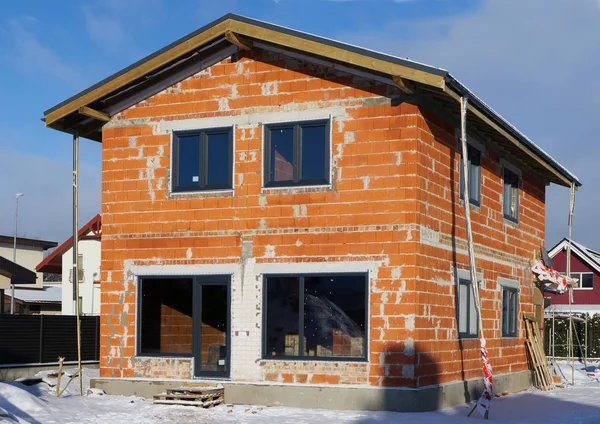 Construcción de casa de ladrillo rojo incompleto — Foto de Stock