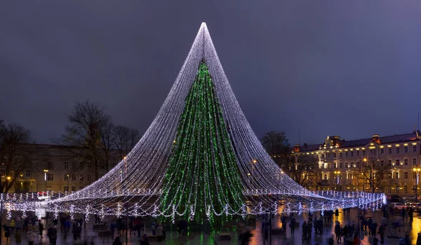 Nieuwjaar lampjes op fir tree in de oude stad — Stockfoto