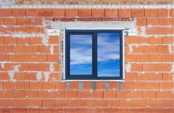 Standard-Wasserhahn außen am Fenster — Stockfoto