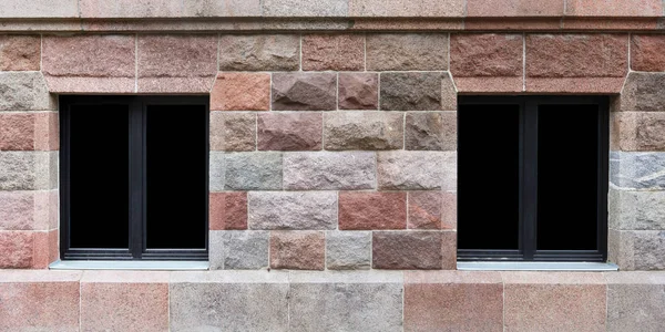 Dwa okna w ścianie granitu — Zdjęcie stockowe
