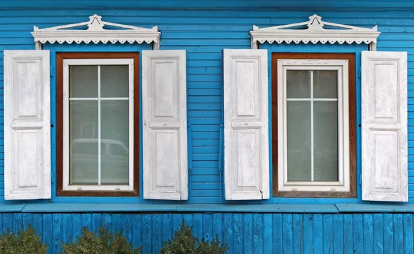 Zwei Fenster mit offenen Jalousien — Stockfoto