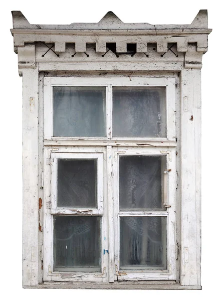 Das seltsam zerstörte weiße Fenster in dem Holzhaus. isoliert — Stockfoto