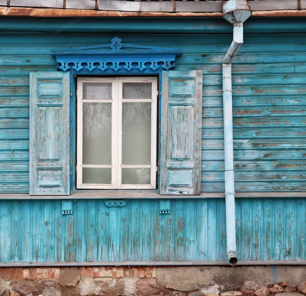 Fenster mit offenen Jalousien im alten zerstörten blauen Wald — Stockfoto