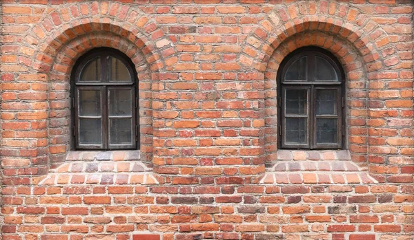 En una pared de ladrillo rojo del castillo medieval hay dos estrechos — Foto de Stock