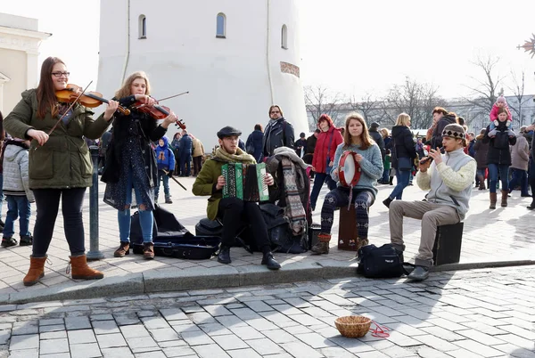 Mladí Litevské ulici hudebníky Zahrajeme a zazpíváme lidové země — Stock fotografie